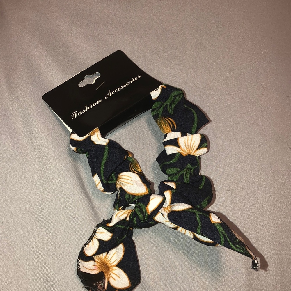 HOLD💗 fashion scrunchy